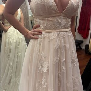 Elegant Cream Lace Evening Gown